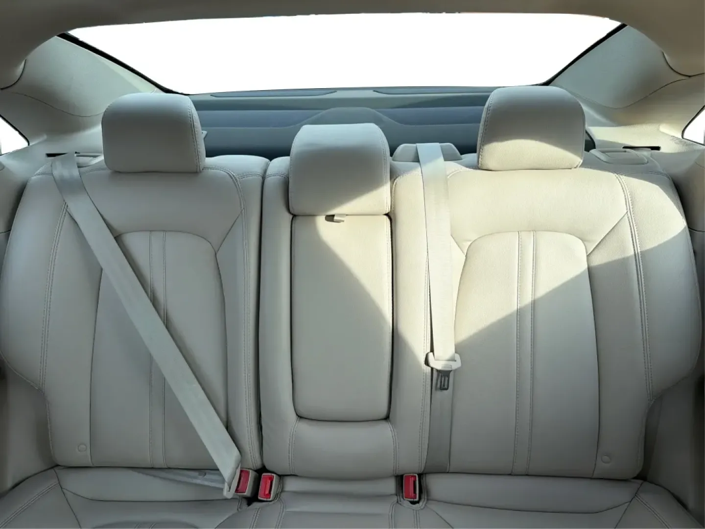 2016 Lincoln MKZ Base (3LN6L2G96GR) with an 2.0L L4 DOHC 16V engine, 6A transmission, located at 880 E. National Road, Vandalia, OH, 45377, (937) 908-9800, 39.891918, -84.183594 - **Elevate Your Commuting Experience with the 2016 Lincoln MKZ at Advantage Car and Credit - Vandalia!**<br /> <br /> Are you ready to transform your daily commute into a luxurious experience? The 2016 Lincoln MKZ is the perfect blend of sophistication and performance, ideal for those who refuse to c - Photo#14