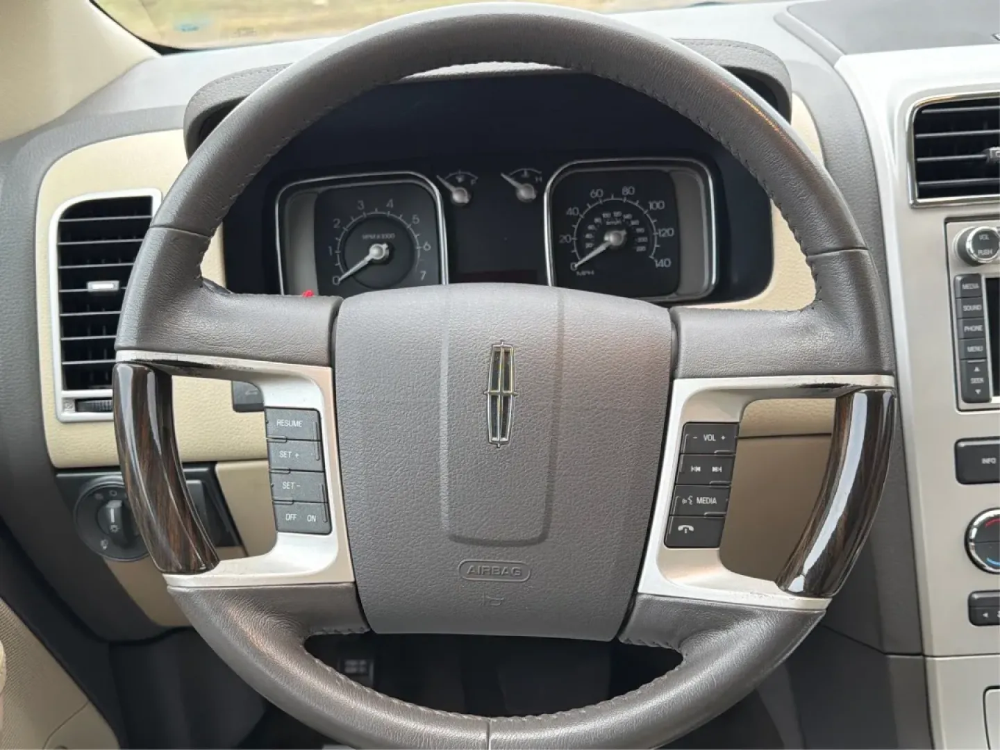 2008 Lincoln MKX Base (2LMDU88CX8B) with an Other engine, located at 1184 Kauffman Ave, Fairborn, OH, 45324, (937) 908-9800, 39.807072, -84.030914 - **Discover Luxury and Comfort with the 2008 Lincoln MKX at Advantage Car and Credit in Fairborn, OH!**<br /> <br /> Are you in the market for a vehicle that seamlessly combines elegance, comfort, and reliability? Look no further than the stunning 2008 Lincoln MKX available at Advantage Car and Credi - Photo#14