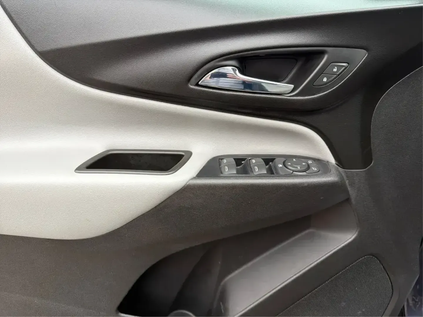 2019 Chevrolet Equinox LS (3GNAXHEV9KL) with an 1.5L I-4 gasoline direct injection engine, 6A transmission, located at 8750 N County Rd 25A, Piqua, OH, 45356, (937) 908-9800, 40.164391, -84.232513 - **Embrace Adventure with the 2019 Chevrolet Equinox LS Perfect for Your Family Road Trips!**<br /> <br /> Are you ready to elevate your family adventures with a vehicle that combines comfort, style, and reliability? Look no further than the stunning 2019 Chevrolet Equinox LS, available now at Advan - Photo#18