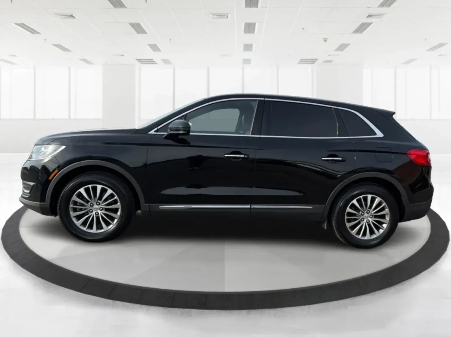 2017 Lincoln MKX Select (2LMPJ6KR7HB) with an 3.7L V6 DOHC 24V engine, 6A transmission, located at 8750 N County Rd 25A, Piqua, OH, 45356, (937) 908-9800, 40.164391, -84.232513 - **Elevate Your Family Adventures with the 2017 Lincoln MKX at Advantage Car and Credit!**<br /> <br /> Are you ready to transform your daily drive into a luxurious experience? The 2017 Lincoln MKX, available now at Advantage Car and Credit in New Carlisle, OH, is the perfect SUV for families and com - Photo#5