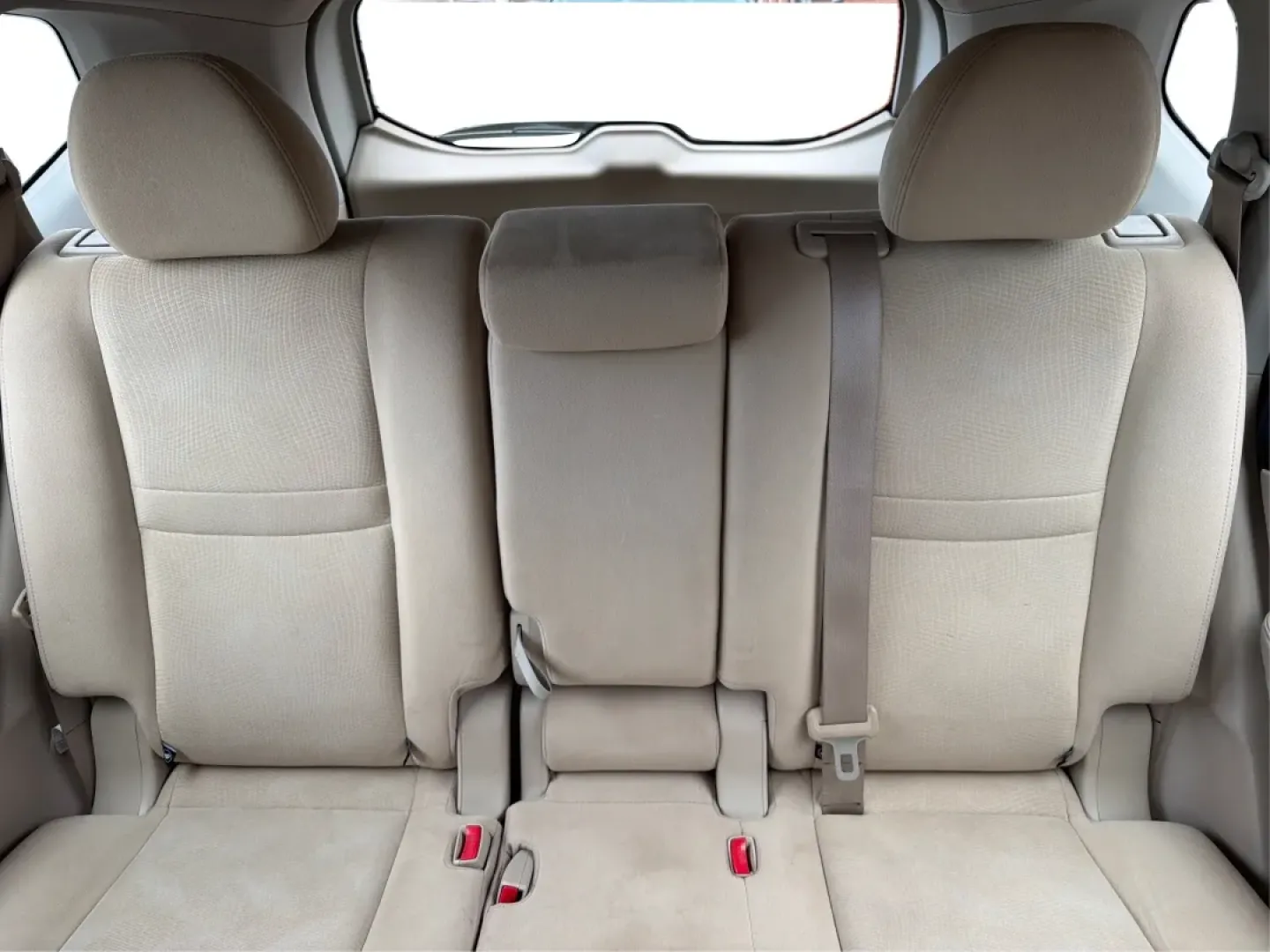 2015 Nissan Rogue S (KNMAT2MT8FP) with an 2.5L I-4 DOHC engine, Continuously Variable Transmission transmission, located at 880 E. National Road, Vandalia, OH, 45377, (937) 908-9800, 39.891918, -84.183594 - **Discover Your Next Adventure with the 2015 Nissan Rogue at Advantage Car and Credit - Piqua**<br /> <br /> Are you ready to elevate your family outings, weekend getaways, or daily commutes? Look no further than the stunning 2015 Nissan Rogue, available now at Advantage Car and Credit, your trusted - Photo#14