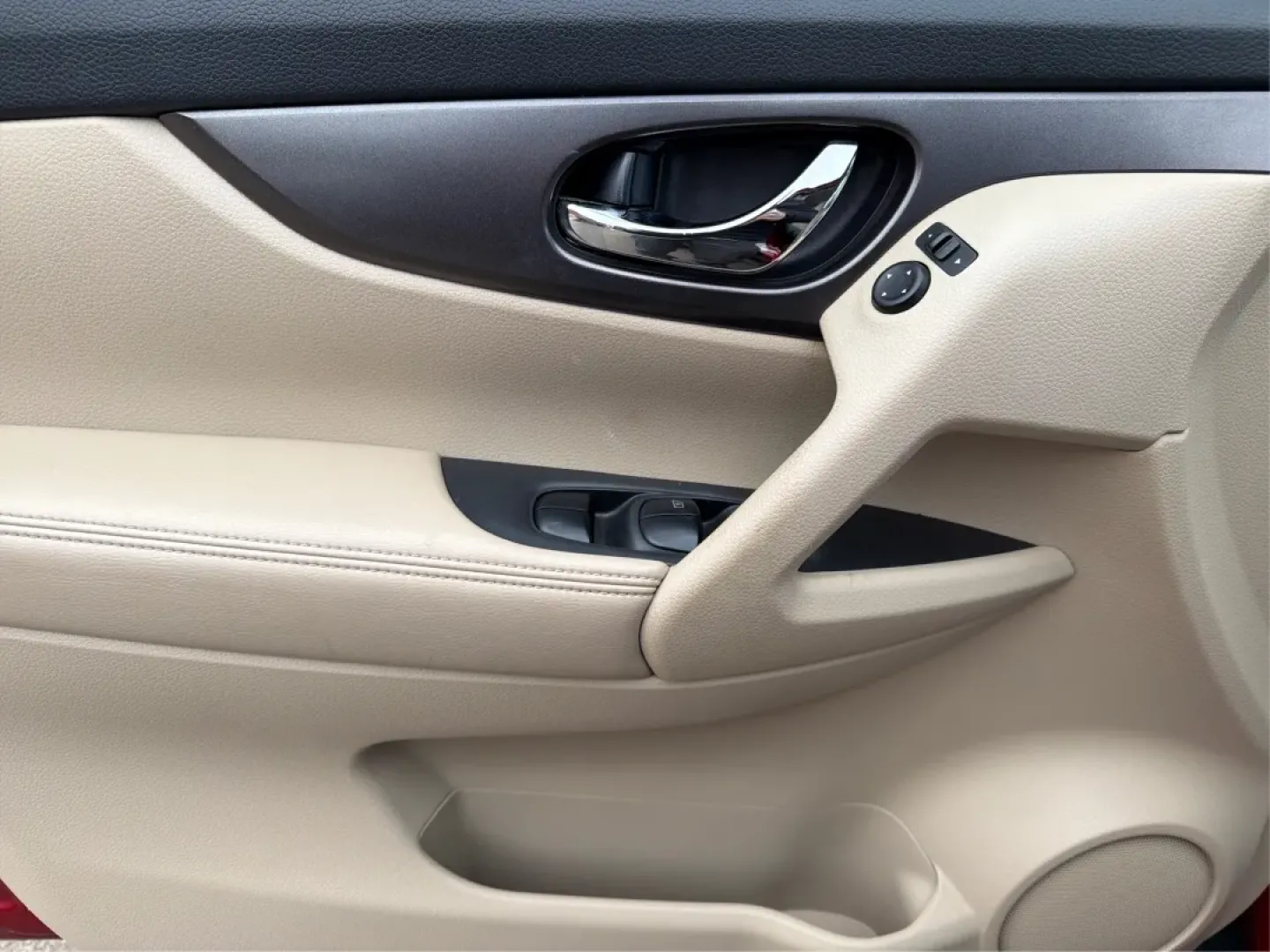 2015 Nissan Rogue S (KNMAT2MT8FP) with an 2.5L I-4 DOHC engine, Continuously Variable Transmission transmission, located at 880 E. National Road, Vandalia, OH, 45377, (937) 908-9800, 39.891918, -84.183594 - **Discover Your Next Adventure with the 2015 Nissan Rogue at Advantage Car and Credit - Piqua**<br /> <br /> Are you ready to elevate your family outings, weekend getaways, or daily commutes? Look no further than the stunning 2015 Nissan Rogue, available now at Advantage Car and Credit, your trusted - Photo#17