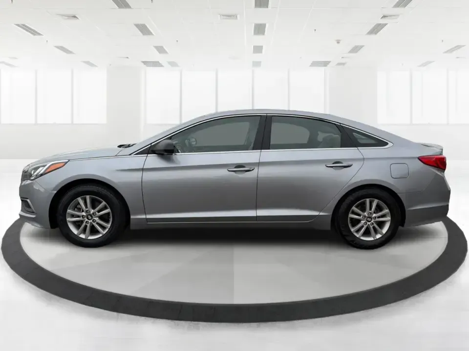 2017 Hyundai Sonata Base (5NPE24AF8HH) with an 2.4L L4 DOHC 16V engine, 7A transmission, located at 880 E. National Road, Vandalia, OH, 45377, (937) 908-9800, 39.891918, -84.183594 - ### Drive Your Dream: 2017 Hyundai Sonata Perfect for Families and Commuters Alike!<br /> <br /> Looking for a reliable sedan that fits seamlessly into your busy lifestyle? The 2017 Hyundai Sonata is here to make every drive a pleasure, whether you're commuting to work, shuttling kids to soccer pra - Photo#5