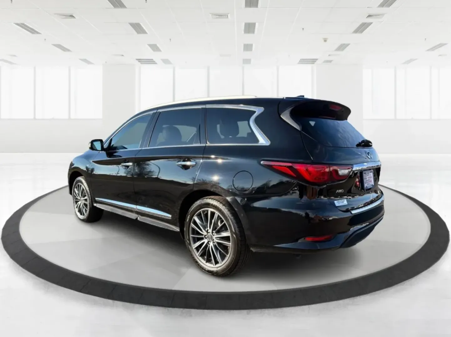 2019 Infiniti QX60 LUXE (5N1DL0MM2KC) with an VQ 3.5L V-6 gasoline direct injection engine, located at 1951 S Dayton Lakeview Rd., New Carlisle, OH, 45344, (937) 908-9800, 39.890999, -84.050255 - **Discover Your Next Adventure with the 2019 Infiniti QX60 at Advantage Car and Credit - Piqua!**<br /> <br /> Are you ready to elevate your family's weekend getaways or daily commutes? The 2019 Infiniti QX60 is the perfect blend of luxury, space, and performance, designed for families, adventure se - Photo#4