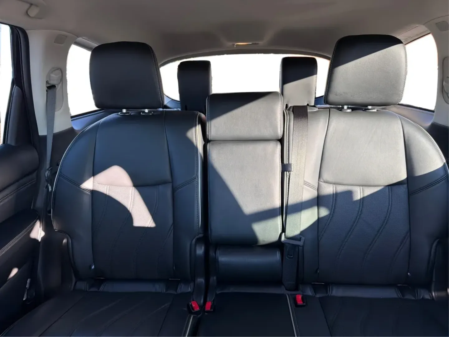 2019 Infiniti QX60 LUXE (5N1DL0MM2KC) with an VQ 3.5L V-6 gasoline direct injection engine, located at 1951 S Dayton Lakeview Rd., New Carlisle, OH, 45344, (937) 908-9800, 39.890999, -84.050255 - **Discover Your Next Adventure with the 2019 Infiniti QX60 at Advantage Car and Credit - Piqua!**<br /> <br /> Are you ready to elevate your family's weekend getaways or daily commutes? The 2019 Infiniti QX60 is the perfect blend of luxury, space, and performance, designed for families, adventure se - Photo#14