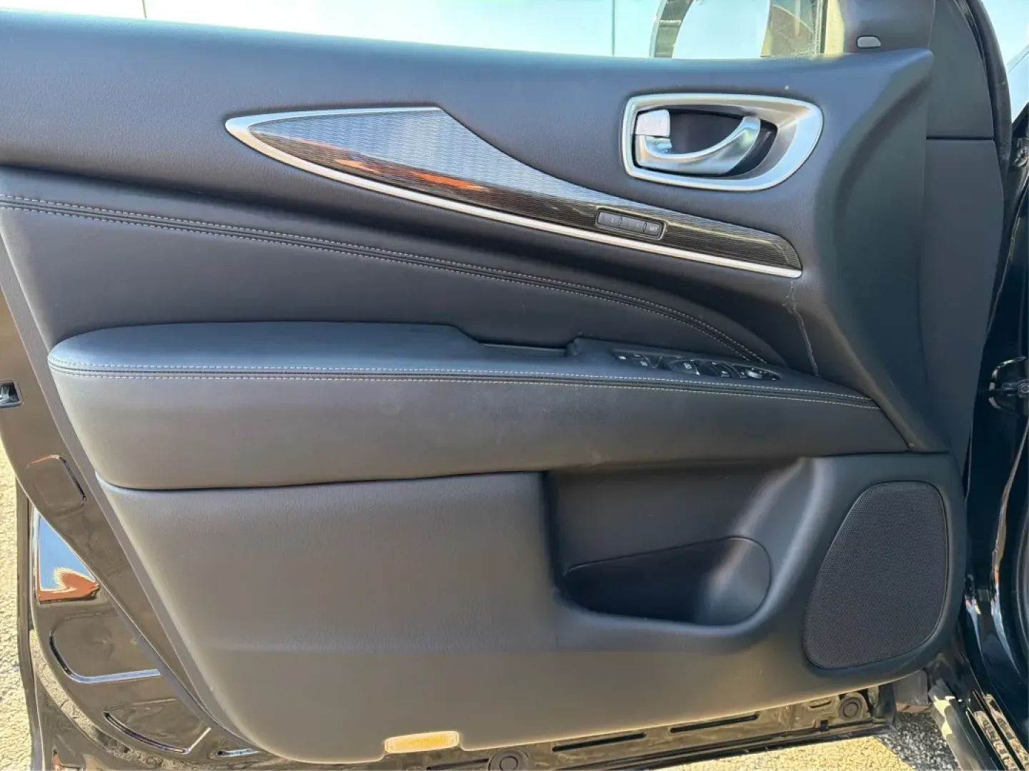 2019 Infiniti QX60 LUXE (5N1DL0MM2KC) with an VQ 3.5L V-6 gasoline direct injection engine, located at 1951 S Dayton Lakeview Rd., New Carlisle, OH, 45344, (937) 908-9800, 39.890999, -84.050255 - **Discover Your Next Adventure with the 2019 Infiniti QX60 at Advantage Car and Credit - Piqua!**<br /> <br /> Are you ready to elevate your family's weekend getaways or daily commutes? The 2019 Infiniti QX60 is the perfect blend of luxury, space, and performance, designed for families, adventure se - Photo#19