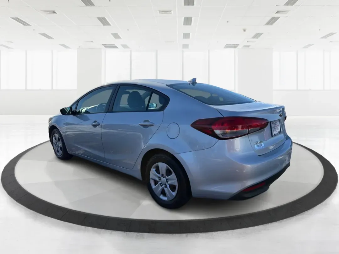 2018 Kia Forte LX (3KPFK4A72JE) with an 2L I-4 DOHC engine, located at 1230 East Main St, Xenia, OH, 45385, (937) 908-9800, 39.688026, -83.910172 - 2018 Kia Forte LX - Photo#4