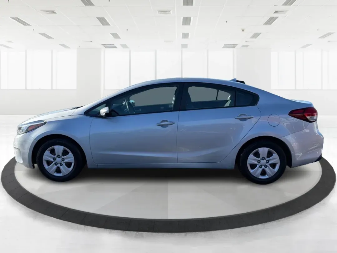 2018 Kia Forte LX (3KPFK4A72JE) with an 2L I-4 DOHC engine, located at 1230 East Main St, Xenia, OH, 45385, (937) 908-9800, 39.688026, -83.910172 - 2018 Kia Forte LX - Photo#5