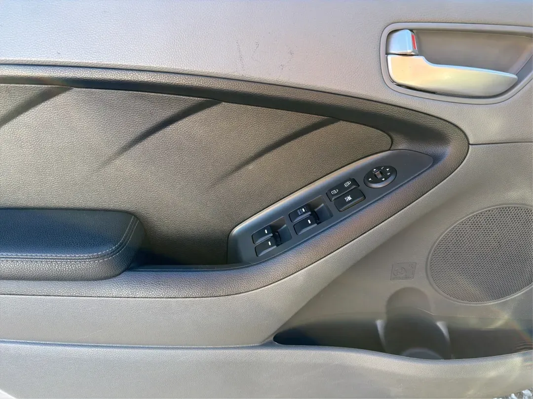 2018 Kia Forte LX (3KPFK4A72JE) with an 2L I-4 DOHC engine, located at 1230 East Main St, Xenia, OH, 45385, (937) 908-9800, 39.688026, -83.910172 - 2018 Kia Forte LX - Photo#17