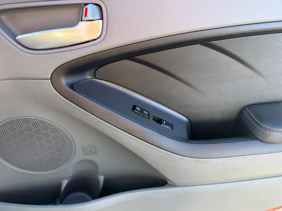 2018 Kia Forte LX (3KPFK4A72JE) with an 2L I-4 DOHC engine, located at 1230 East Main St, Xenia, OH, 45385, (937) 908-9800, 39.688026, -83.910172 - 2018 Kia Forte LX - Photo#18