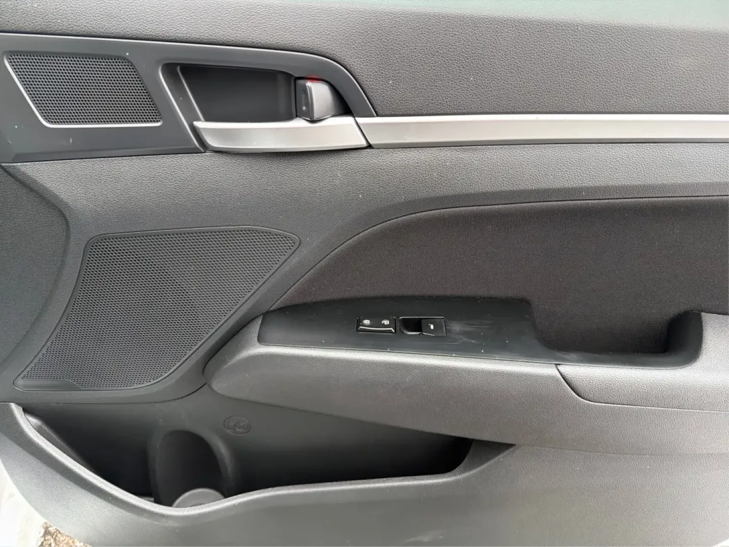 2020 Hyundai Elantra SEL (5NPD84LF8LH) with an Nu 2L I-4 DOHC engine, 6A transmission, located at 880 E. National Road, Vandalia, OH, 45377, (937) 908-9800, 39.891918, -84.183594 - Are you ready to elevate your everyday driving experience? Look no further than this stunning 2020 Hyundai Elantra SEL, the perfect sedan for commuters, growing families, or anyone seeking a stylish ride that won't break the bank. Whether you're navigating the bustling streets of Vandalia or embarki - Photo#18