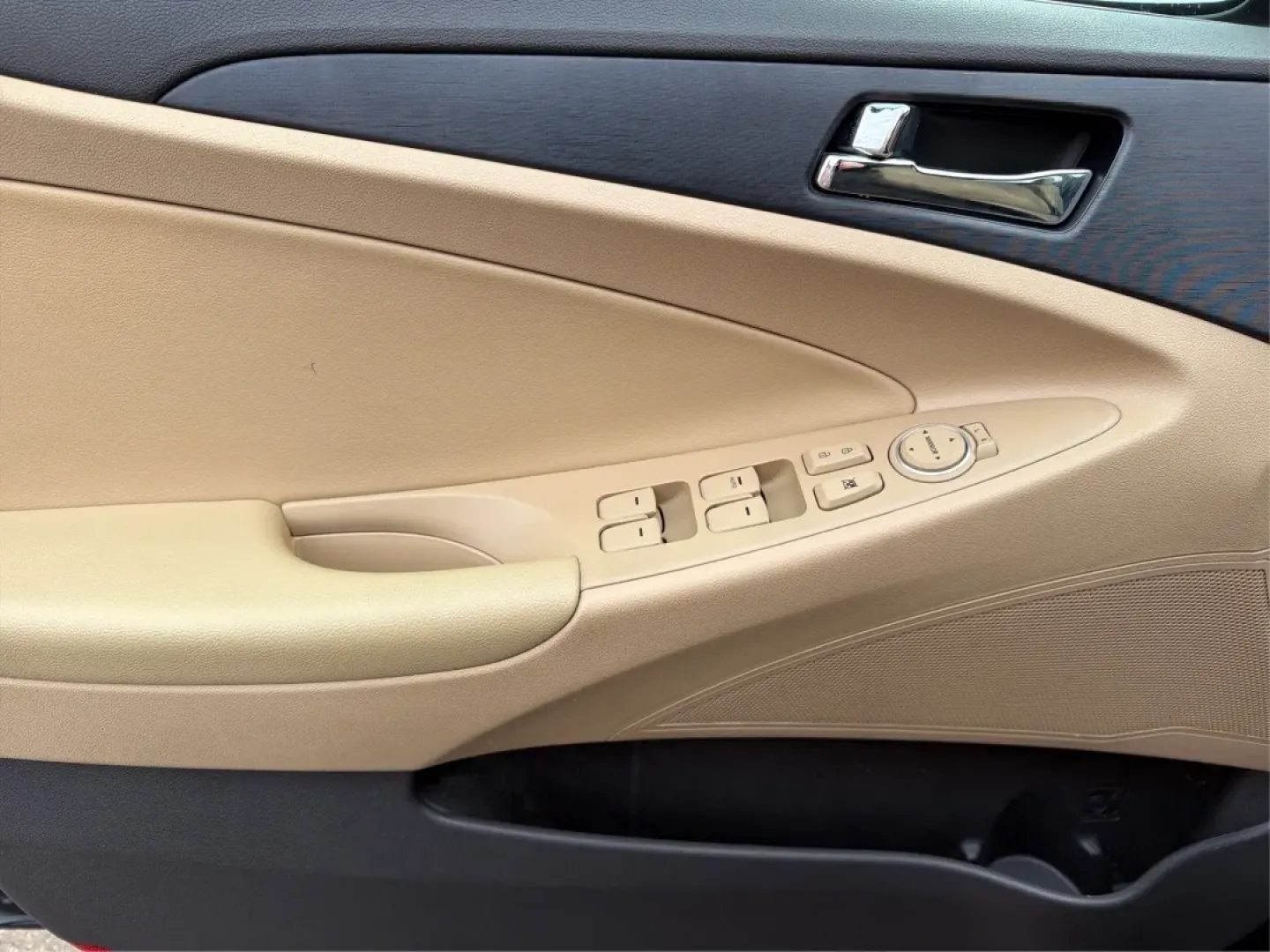 2013 Hyundai Sonata GLS (5NPEB4AC0DH) with an 2.4L I-4 gasoline direct injection engine, located at 1230 East Main St, Xenia, OH, 45385, (937) 908-9800, 39.688026, -83.910172 - **Discover the Perfect Family Sedan: 2013 Hyundai Sonata GLS at Advantage Car and Credit in Xenia, OH!**<br /> <br /> Are you in the market for a reliable and stylish vehicle that accommodates your growing family's needs? Look no further than the sleek 2013 Hyundai Sonata GLS, available now at Advan - Photo#18