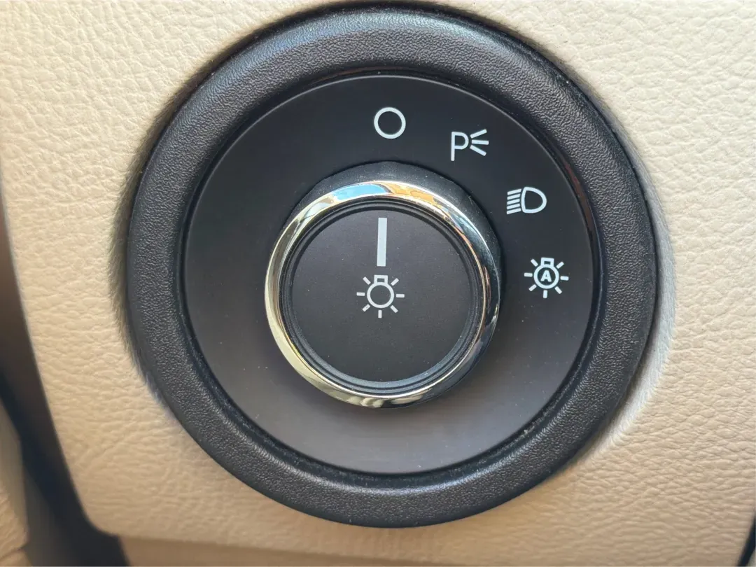 2014 Ford Taurus SEL (1FAHP2E85EG) with an EcoBoost 2L I-4 gasoline direct injection engine, located at 1230 East Main St, Xenia, OH, 45385, (937) 908-9800, 39.688026, -83.910172 - 2014 Ford Taurus SEL - Photo#17