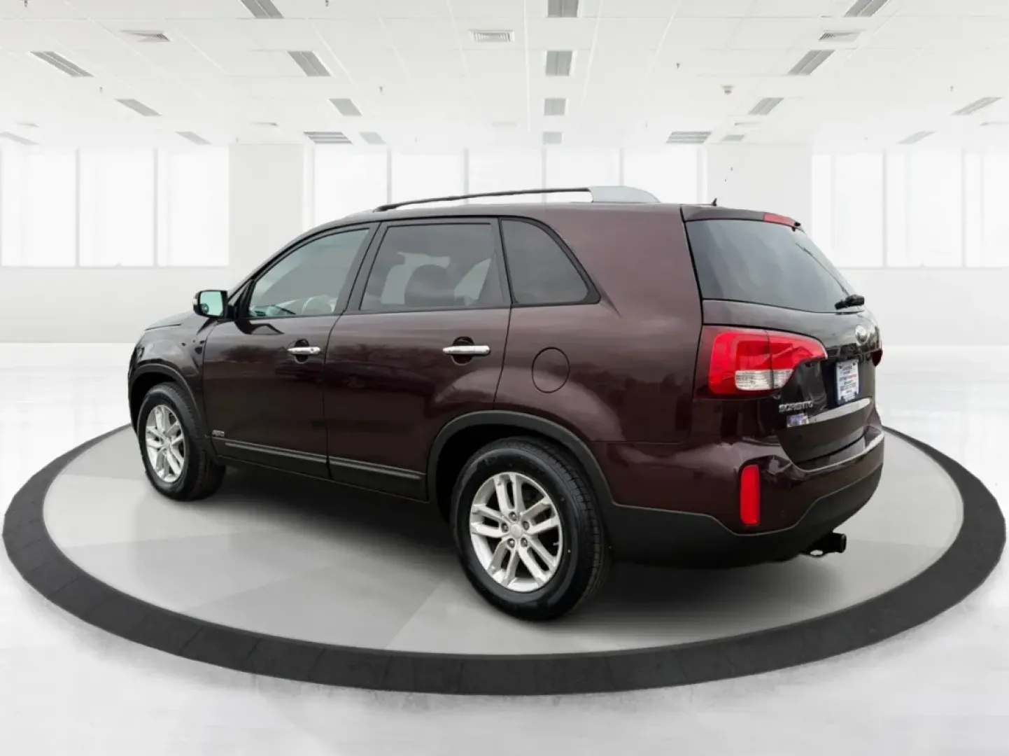 2014 Kia Sorento LX (5XYKTDA63EG) with an 2.4L I-4 gasoline direct injection engine, 6-Speed Automatic transmission, located at 1184 Kauffman Ave, Fairborn, OH, 45324, (937) 908-9800, 39.807072, -84.030914 - ### Discover Adventure with the 2014 Kia Sorento LX at Advantage Car and Credit<br /> <br /> Are you ready to elevate your family outings, weekend adventures, or daily commutes? The 2014 Kia Sorento LX is the perfect SUV to match your dynamic lifestyle, offering practicality without sacrificing styl - Photo#4