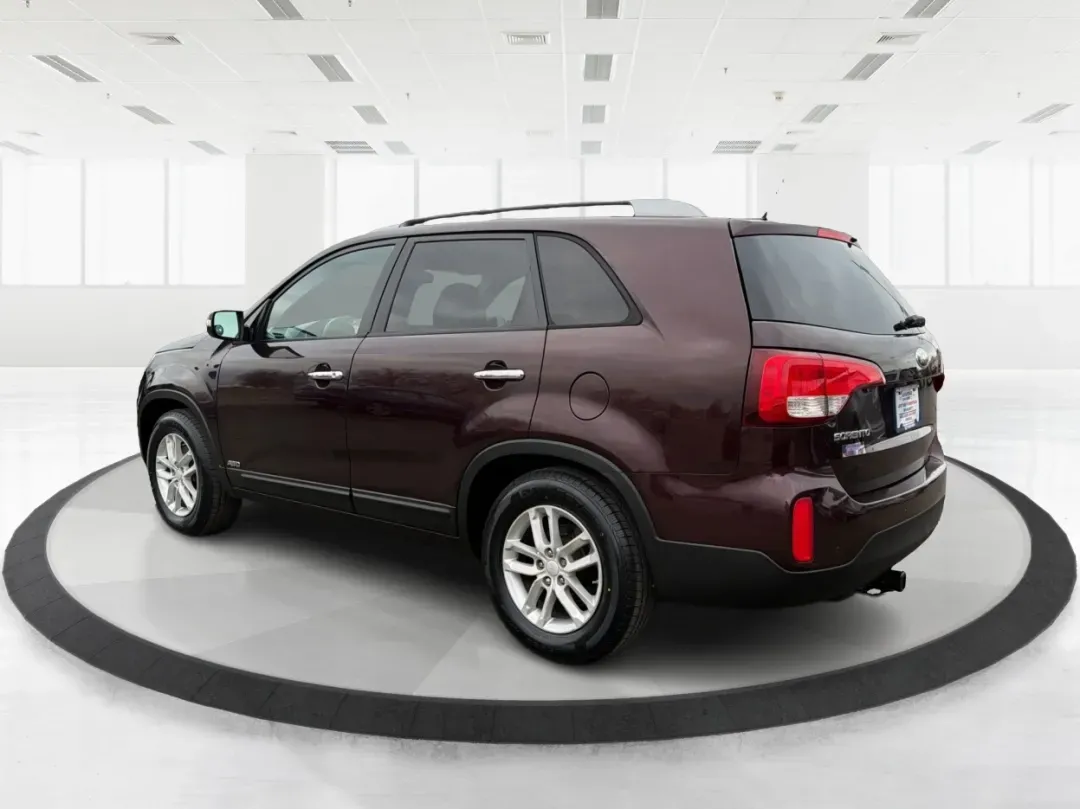 2014 Kia Sorento LX (5XYKTDA63EG) with an 2.4L I-4 gasoline direct injection engine, located at 1184 Kauffman Ave, Fairborn, OH, 45324, (937) 908-9800, 39.807072, -84.030914 - ### Discover Adventure with the 2014 Kia Sorento LX at Advantage Car and Credit<br /> <br /> Are you ready to elevate your family outings, weekend adventures, or daily commutes? The 2014 Kia Sorento LX is the perfect SUV to match your dynamic lifestyle, offering practicality without sacrificing styl - Photo#4