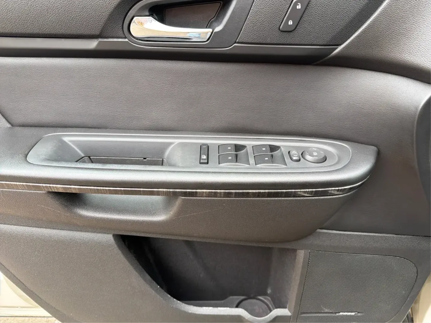 2014 GMC Acadia SLT-1 (1GKKVRKDXEJ) with an 3.6L V-6 gasoline direct injection engine, located at 8750 N County Rd 25A, Piqua, OH, 45356, (937) 908-9800, 40.164391, -84.232513 - **Discover Your Adventure with the 2014 GMC Acadia SLT-1 at Advantage Car and Credit - Piqua!**<br /> <br /> Are you ready for your next family road trip or weekend adventure? The 2014 GMC Acadia SLT-1 is the perfect SUV to elevate your lifestyle, combining spacious comfort and advanced features to - Photo#19