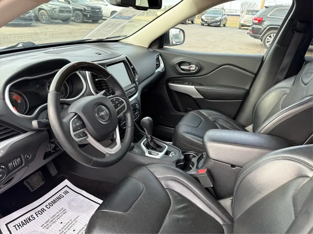 2017 Jeep Cherokee Overland 4x4 (1C4PJMJS9HW) with an Pentastar 3.2L V-6 DOHC engine, located at 8750 N County Rd 25A, Piqua, OH, 45356, (937) 908-9800, 40.164391, -84.232513 - 2017 Jeep Cherokee Overland 4x4 - Photo#9