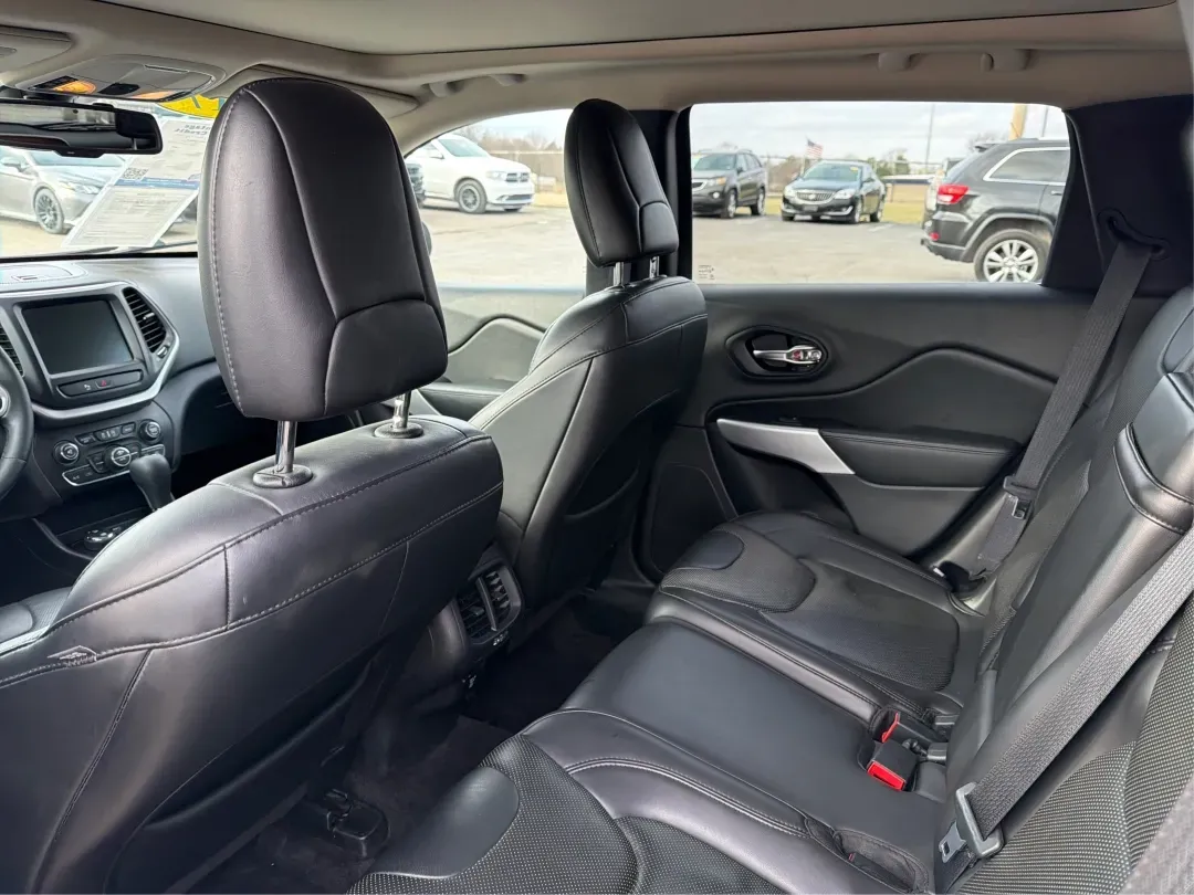 2017 Jeep Cherokee Overland 4x4 (1C4PJMJS9HW) with an Pentastar 3.2L V-6 DOHC engine, located at 8750 N County Rd 25A, Piqua, OH, 45356, (937) 908-9800, 40.164391, -84.232513 - 2017 Jeep Cherokee Overland 4x4 - Photo#10