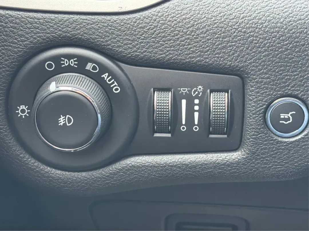 2017 Jeep Cherokee Overland 4x4 (1C4PJMJS9HW) with an Pentastar 3.2L V-6 DOHC engine, located at 8750 N County Rd 25A, Piqua, OH, 45356, (937) 908-9800, 40.164391, -84.232513 - 2017 Jeep Cherokee Overland 4x4 - Photo#17