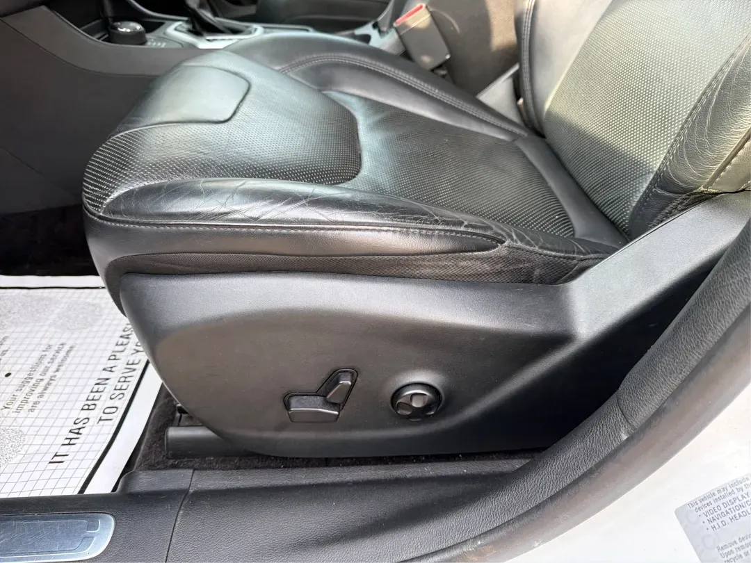 2017 Jeep Cherokee Overland 4x4 (1C4PJMJS9HW) with an Pentastar 3.2L V-6 DOHC engine, located at 8750 N County Rd 25A, Piqua, OH, 45356, (937) 908-9800, 40.164391, -84.232513 - 2017 Jeep Cherokee Overland 4x4 - Photo#18