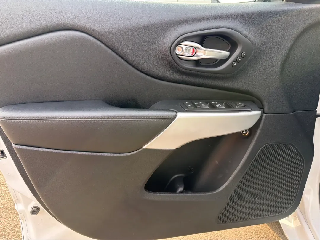 2017 Jeep Cherokee Overland 4x4 (1C4PJMJS9HW) with an Pentastar 3.2L V-6 DOHC engine, located at 8750 N County Rd 25A, Piqua, OH, 45356, (937) 908-9800, 40.164391, -84.232513 - 2017 Jeep Cherokee Overland 4x4 - Photo#19