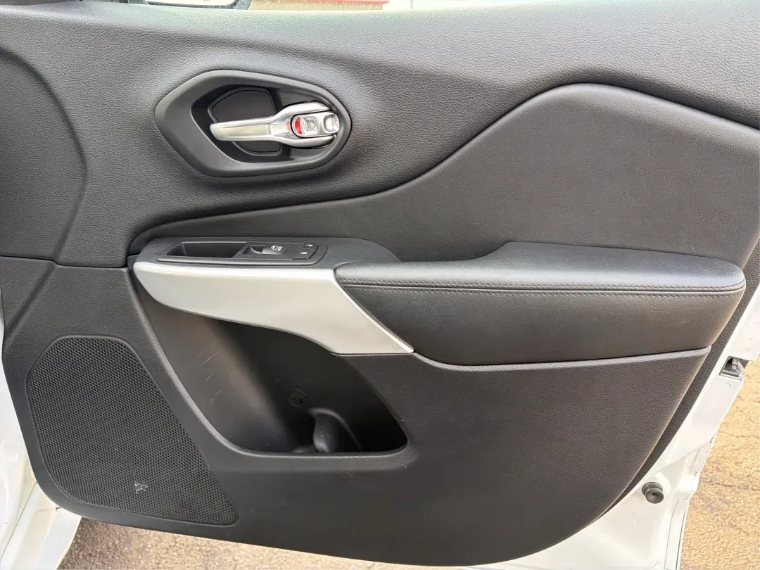 2017 Jeep Cherokee Overland 4x4 (1C4PJMJS9HW) with an Pentastar 3.2L V-6 DOHC engine, located at 8750 N County Rd 25A, Piqua, OH, 45356, (937) 908-9800, 40.164391, -84.232513 - 2017 Jeep Cherokee Overland 4x4 - Photo#20