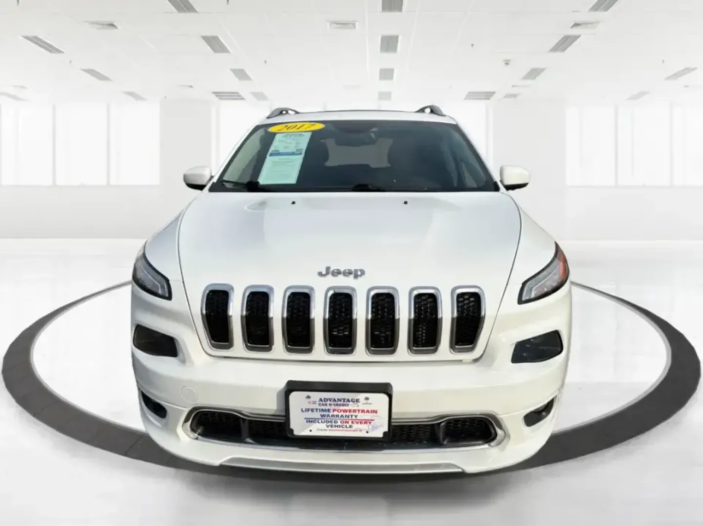 2017 Jeep Cherokee Overland 4x4 (1C4PJMJS9HW) with an Pentastar 3.2L V-6 DOHC engine, 9A transmission, located at 8750 N County Rd 25A, Piqua, OH, 45356, (937) 908-9800, 40.164391, -84.232513 - Looking for the perfect vehicle to elevate your family adventures or make daily commutes a breeze? Look no further than this stunning 2017 Jeep Cherokee Overland 4x4, available now at Advantage Car and Credit Piqua. With the versatile blend of a comfortable sport utility design and advanced feature - Photo#7