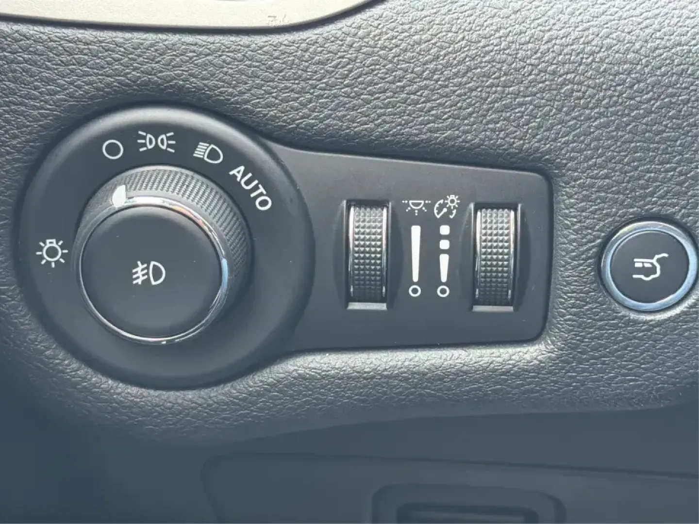 2017 Jeep Cherokee Overland 4x4 (1C4PJMJS9HW) with an Pentastar 3.2L V-6 DOHC engine, 9A transmission, located at 8750 N County Rd 25A, Piqua, OH, 45356, (937) 908-9800, 40.164391, -84.232513 - Looking for the perfect vehicle to elevate your family adventures or make daily commutes a breeze? Look no further than this stunning 2017 Jeep Cherokee Overland 4x4, available now at Advantage Car and Credit Piqua. With the versatile blend of a comfortable sport utility design and advanced feature - Photo#17