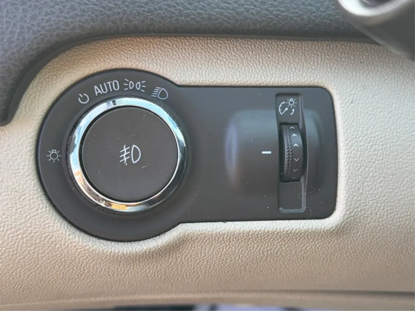 2013 Buick Regal Turbo - Premium 1 (2G4GS5EV4D9) with an ECOTEC 2L I-4 gasoline direct injection engine, 6-Speed Automatic transmission, located at 1184 Kauffman Ave, Fairborn, OH, 45324, (937) 908-9800, 39.807072, -84.030914 - **Discover the Perfect Blend of Comfort and Performance with the 2013 Buick Regal Turbo Premium 1!**<br /> <br /> Are you in the market for a vehicle that combines luxury, performance, and practicality? Look no further than the stunning 2013 Buick Regal Turbo Premium 1, available now at Advantage Ca - Photo#17