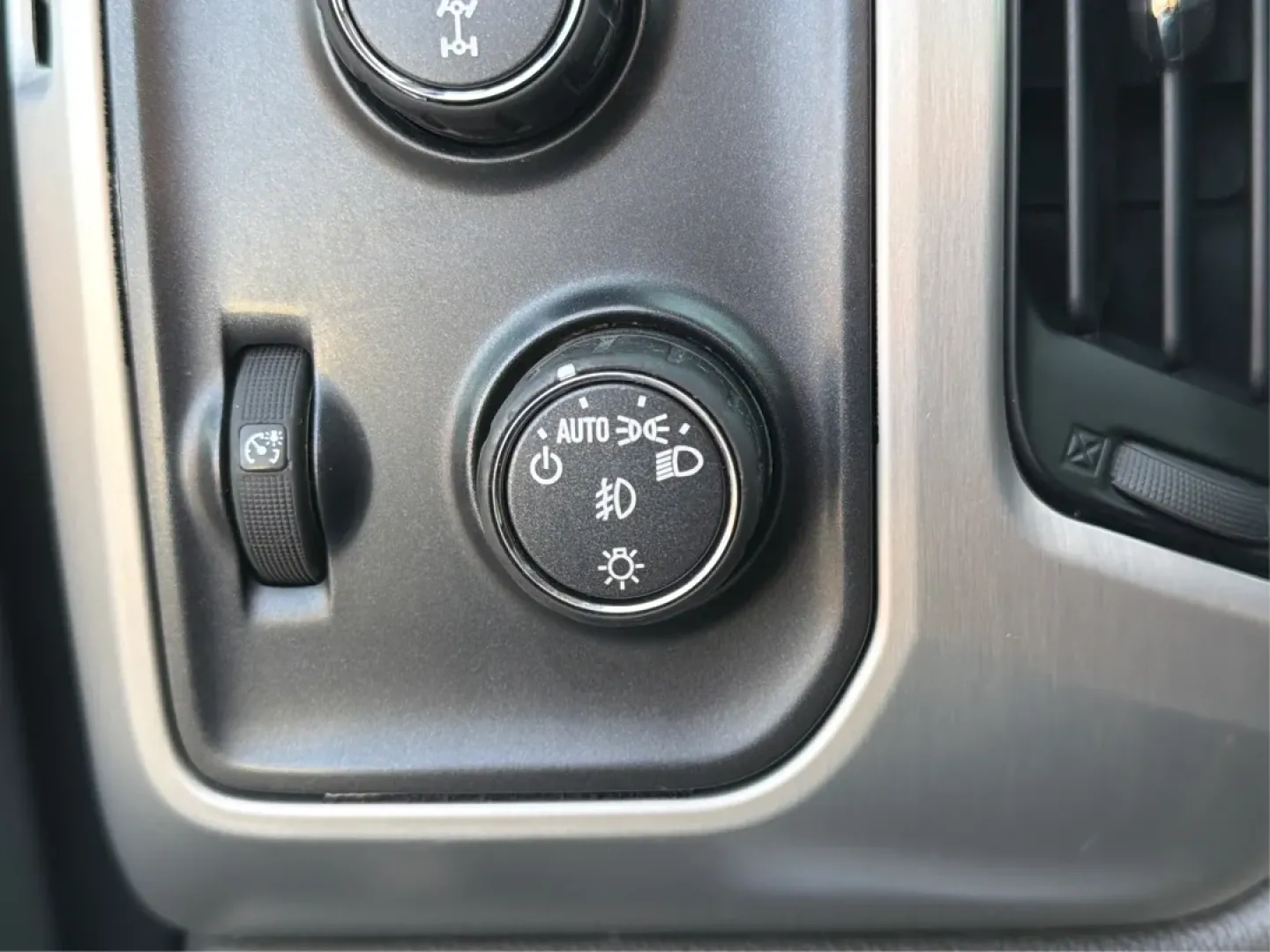 2015 GMC Sierra 1500 SLE (1GTV2UEC8FZ) with an EcoTec3 4.3L V-6 gasoline direct injection engine, located at 401 Woodman Dr, Riverside, OH, 45431, (937) 908-9800, 39.760899, -84.123421 - **Experience Adventure with the 2015 GMC Sierra 1500 at Advantage Car and Credit - Riverside!**<br /> <br /> Are you ready to take your lifestyle to the next level? Whether you're hauling gear for weekend adventures, commuting through Riverside's bustling streets, or navigating through family road t - Photo#16