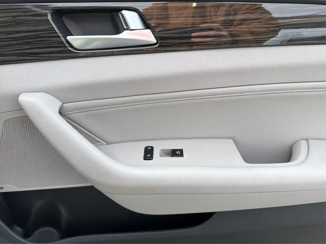 2015 Hyundai Sonata Limited (5NPE34AF8FH) with an 2.4L I-4 gasoline direct injection engine, located at 8750 N County Rd 25A, Piqua, OH, 45356, (937) 908-9800, 40.164391, -84.232513 - 2015 Hyundai Sonata Limited - Photo#19