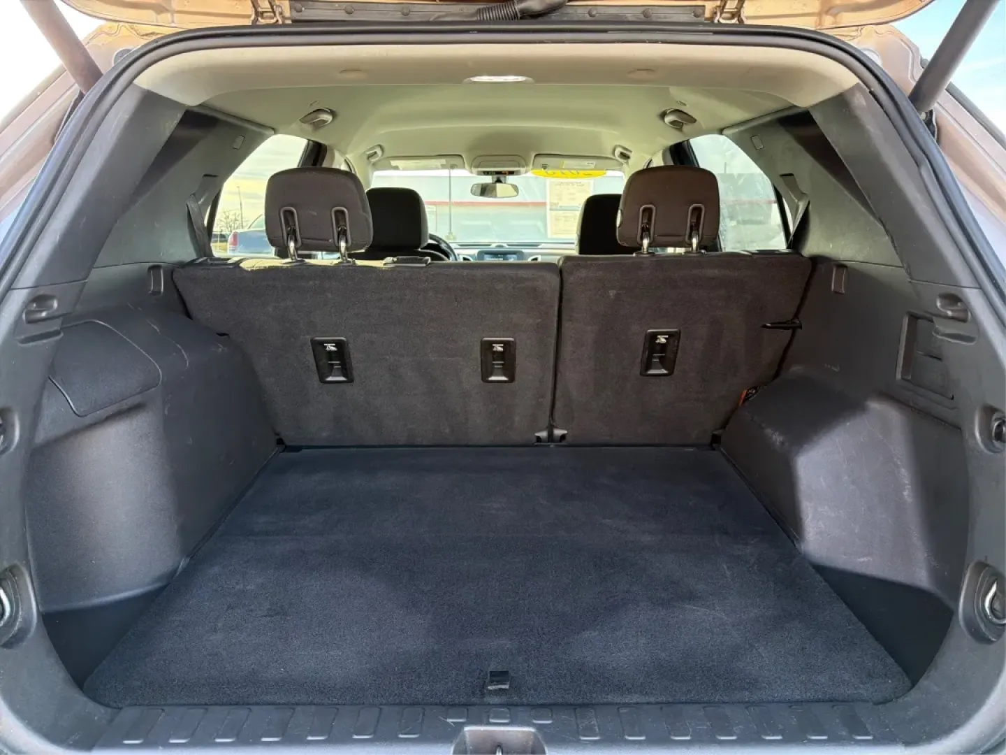 2018 Chevrolet Equinox LT (3GNAXJEV9JL) with an 1.5L I-4 gasoline direct injection engine, 6A transmission, located at 4508 South Dixie Dr, Moraine, OH, 45439, (937) 908-9800, 39.689976, -84.218452 - Experience the perfect balance of style, comfort, and functionality with the 2018 Chevrolet Equinox LT, available now at Advantage Car and Credit in Moraine, OH. This SUV is not just a vehicle; it's your companion for weekend getaways, school runs, and daily commutes. With a spacious interior design - Photo#12