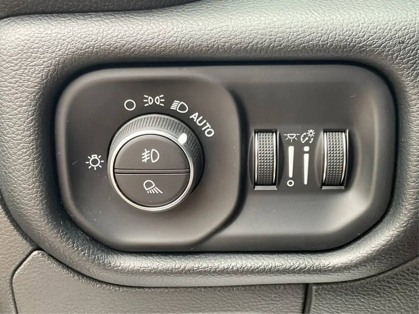 2019 Ram 1500 Laramie Crew Cab SWB 4WD (1C6SRFJT5KN) with an 5.7L V8 OHV 16V engine, 8-Speed Automatic transmission, located at 401 Woodman Dr, Riverside, OH, 45431, (937) 908-9800, 39.760899, -84.123421 - **Unleash Your Adventures with the 2019 Ram 1500 Laramie Crew Cab Perfect for Work and Play!**<br /> <br /> Are you ready to elevate your daily driving experience? Look no further than this stunning 2019 Ram 1500 Laramie Crew Cab, a vehicle designed to enhance your lifestyle whether you're commutin - Photo#16