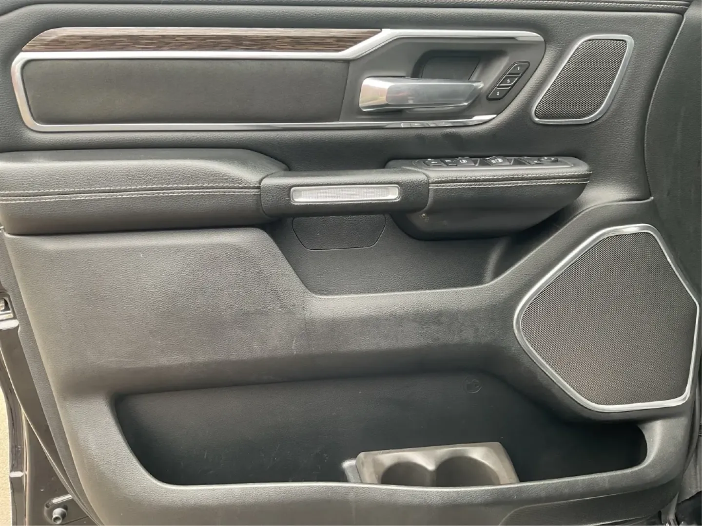 2019 Ram 1500 Laramie Crew Cab SWB 4WD (1C6SRFJT5KN) with an 5.7L V8 OHV 16V engine, 8-Speed Automatic transmission, located at 401 Woodman Dr, Riverside, OH, 45431, (937) 908-9800, 39.760899, -84.123421 - **Unleash Your Adventures with the 2019 Ram 1500 Laramie Crew Cab Perfect for Work and Play!**<br /> <br /> Are you ready to elevate your daily driving experience? Look no further than this stunning 2019 Ram 1500 Laramie Crew Cab, a vehicle designed to enhance your lifestyle whether you're commutin - Photo#17