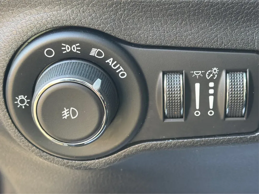 2018 Jeep Compass Latitude 4x4 (3C4NJDBB4JT) with an Other engine, located at 1184 Kauffman Ave, Fairborn, OH, 45324, (937) 908-9800, 39.807072, -84.030914 - 2018 Jeep Compass Latitude 4x4 - Photo#17