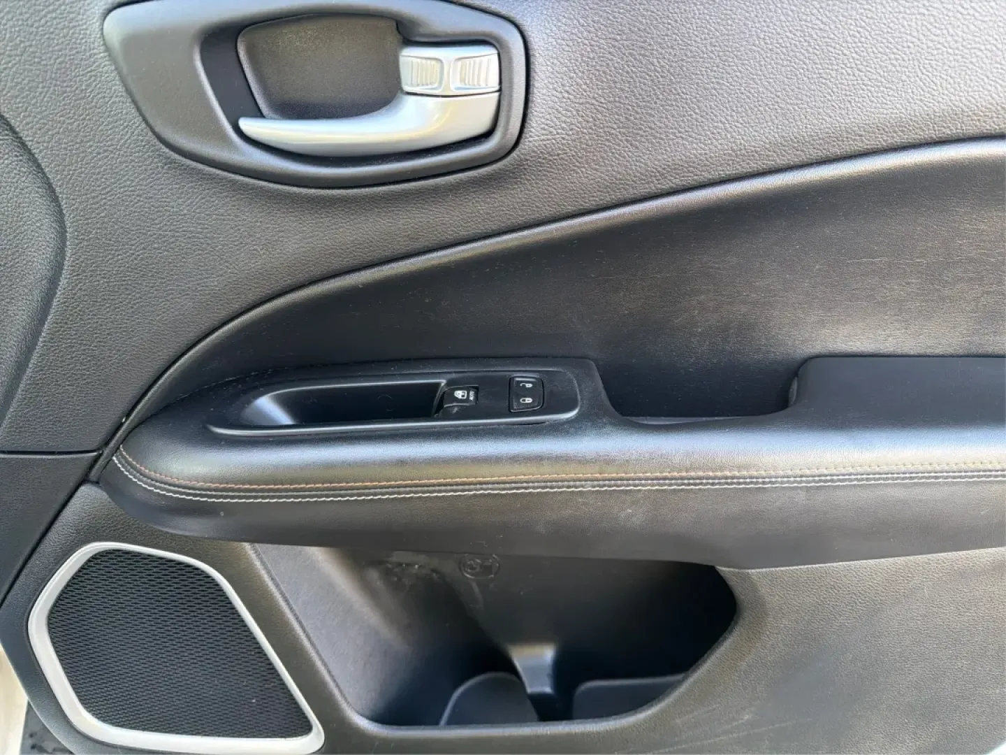 2018 Jeep Compass Latitude 4x4 (3C4NJDBB4JT) with an 2.4L L4 DOHC 16V engine, Manual/Standard transmission, located at 1184 Kauffman Ave, Fairborn, OH, 45324, (937) 908-9800, 39.807072, -84.030914 - Discover the perfect blend of style, reliability, and adventure with the 2018 Jeep Compass Latitude 4x4, now available at Advantage Car and Credit in Fairborn, OH. This rugged yet refined SUV is ideal for weekend warriors and growing families alike, offering the versatility you need for both daily c - Photo#20