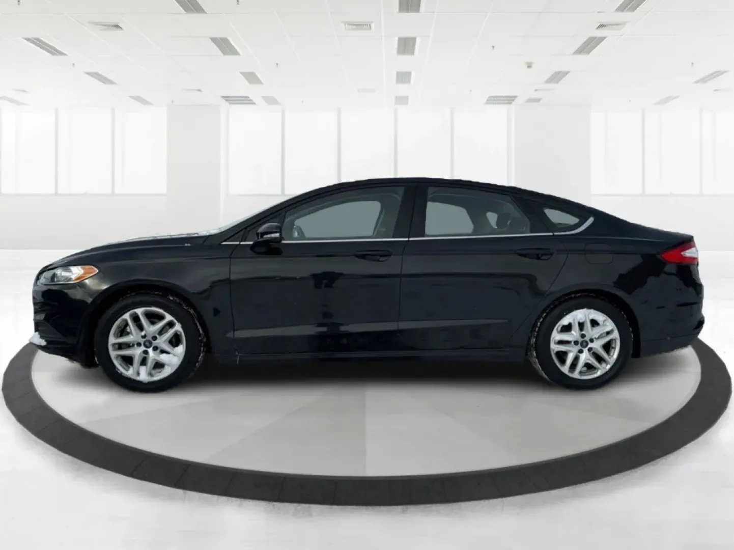 2015 Ford Fusion SE (3FA6P0H78FR) with an 2.5L L4 DOHC 16V engine, Automatic transmission, located at 4508 South Dixie Dr, Moraine, OH, 45439, (937) 908-9800, 39.689976, -84.218452 - Discover the perfect blend of style, comfort, and reliability with this stunning 2015 Ford Fusion SE, available now at Advantage Car and Credit in Moraine, OH! Whether you're commuting to work, shuttling kids to school, or embarking on weekend adventures, this sleek sedan is designed to fit seamless - Photo#5