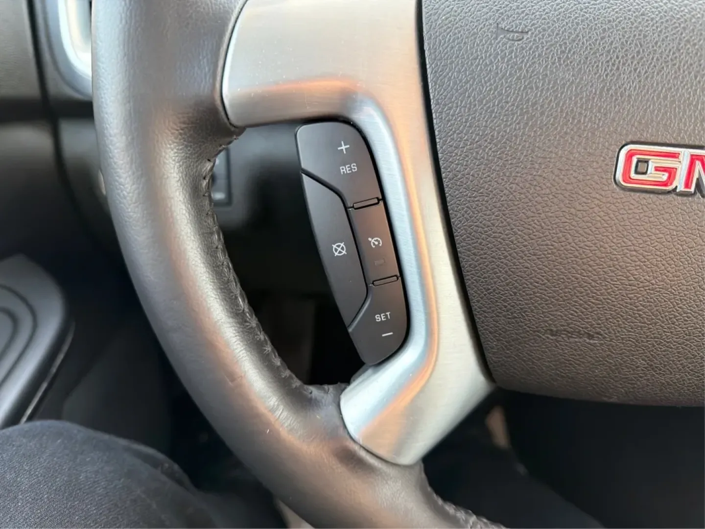 2015 GMC Acadia SLT-1 (1GKKVRKD6FJ) with an 3.6L V-6 gasoline direct injection engine, located at 1230 East Main St, Xenia, OH, 45385, (937) 908-9800, 39.688026, -83.910172 - **Experience Adventure and Comfort with the 2015 GMC Acadia at Advantage Car and Credit - Xenia!**<br /> <br /> Are you searching for the perfect vehicle to accommodate your growing family, make weekend adventures a breeze, or tackle your daily commute with style? Look no further than this stunning - Photo#16