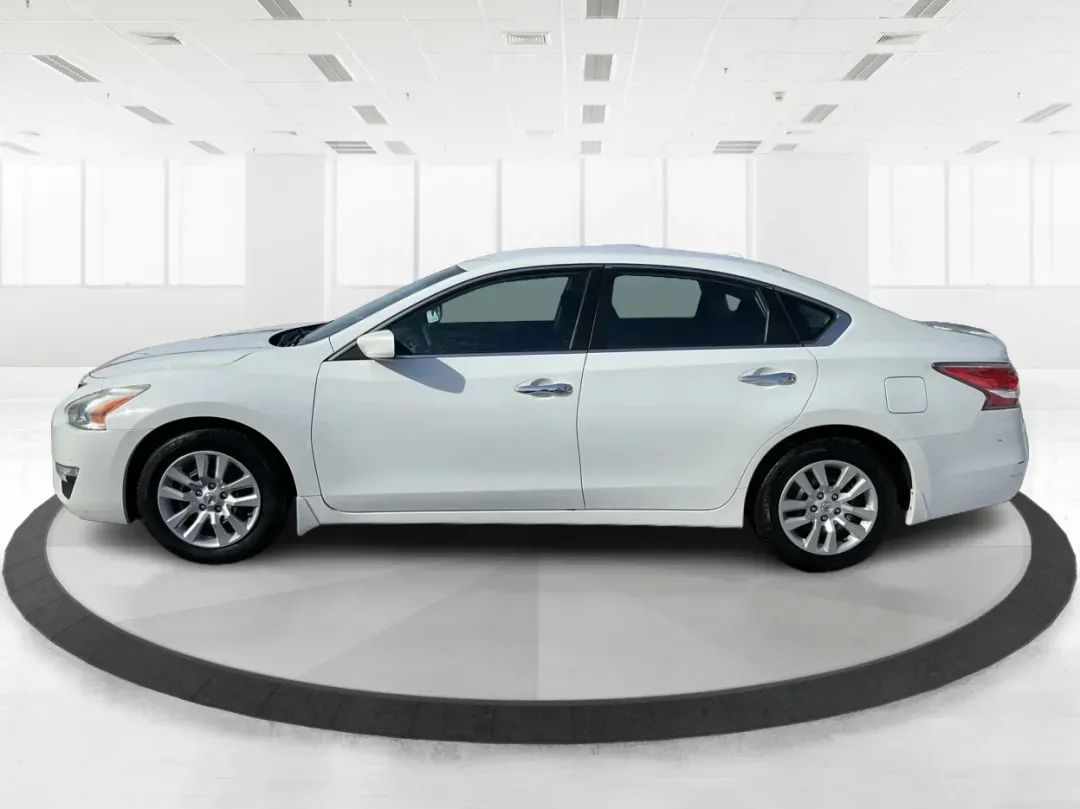 2015 Nissan Altima 2.5 S (1N4AL3AP4FC) with an 2.5L I-4 DOHC engine, located at 401 Woodman Dr, Riverside, OH, 45431, (937) 908-9800, 39.760899, -84.123421 - 2015 Nissan Altima 2.5 S - Photo#5