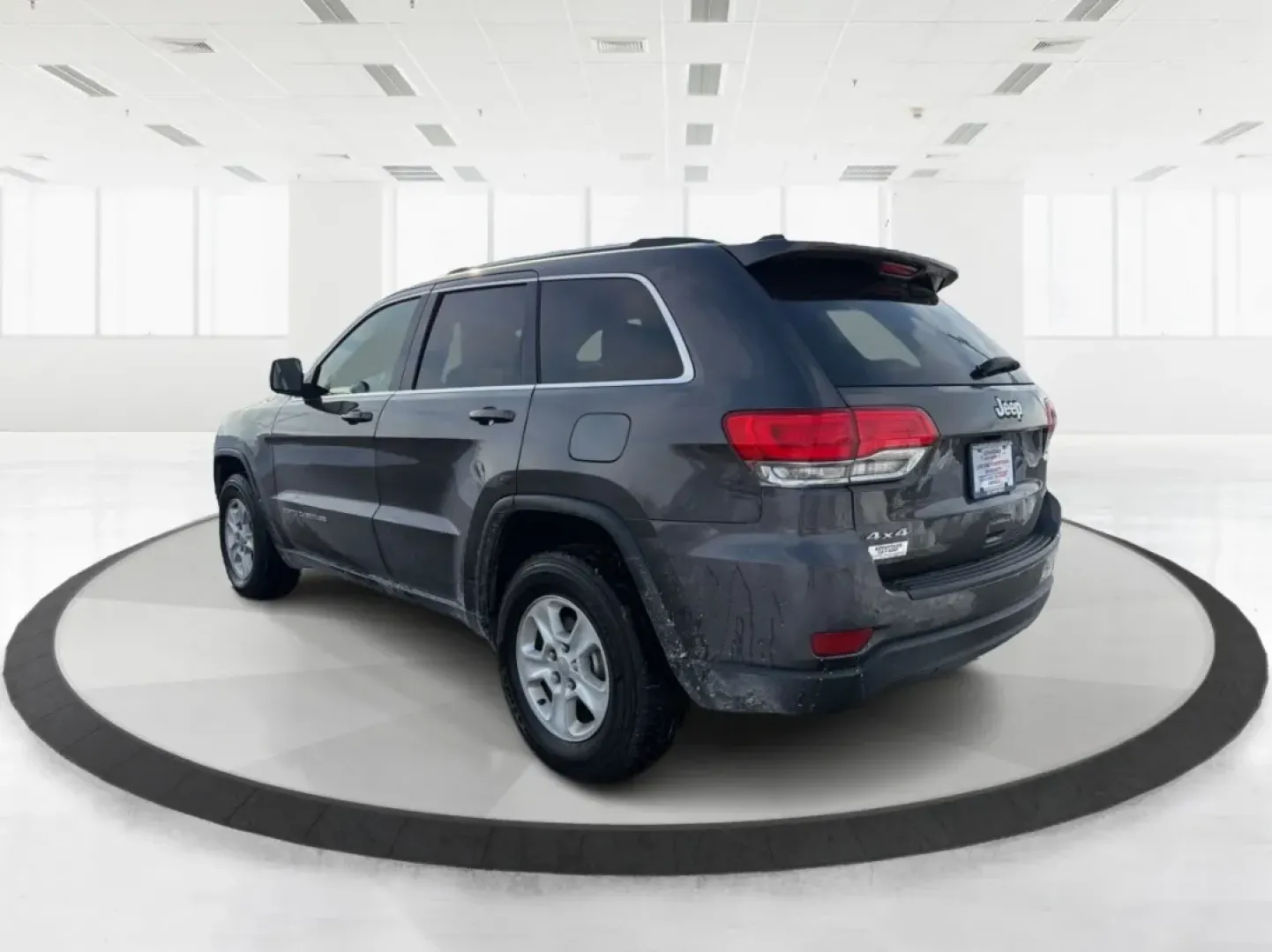 2016 Jeep Grand Cherokee Laredo (1C4RJFAG7GC) with an Pentastar 3.6L V-6 DOHC engine, 8A transmission, located at 1230 East Main St, Xenia, OH, 45385, (937) 908-9800, 39.688026, -83.910172 - ### Experience Adventure in Comfort with the 2016 Jeep Grand Cherokee Laredo <br /> <br /> If you're seeking a vehicle that can handle everything from daily commutes to weekend getaways, look no further than the 2016 Jeep Grand Cherokee Laredo. This robust SUV is perfect for both adventurous spirits - Photo#4