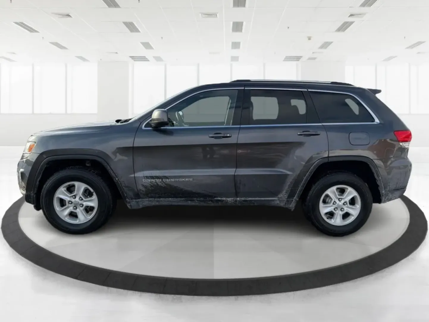 2016 Jeep Grand Cherokee Laredo (1C4RJFAG7GC) with an Pentastar 3.6L V-6 DOHC engine, 8A transmission, located at 1230 East Main St, Xenia, OH, 45385, (937) 908-9800, 39.688026, -83.910172 - ### Experience Adventure in Comfort with the 2016 Jeep Grand Cherokee Laredo <br /> <br /> If you're seeking a vehicle that can handle everything from daily commutes to weekend getaways, look no further than the 2016 Jeep Grand Cherokee Laredo. This robust SUV is perfect for both adventurous spirits - Photo#5