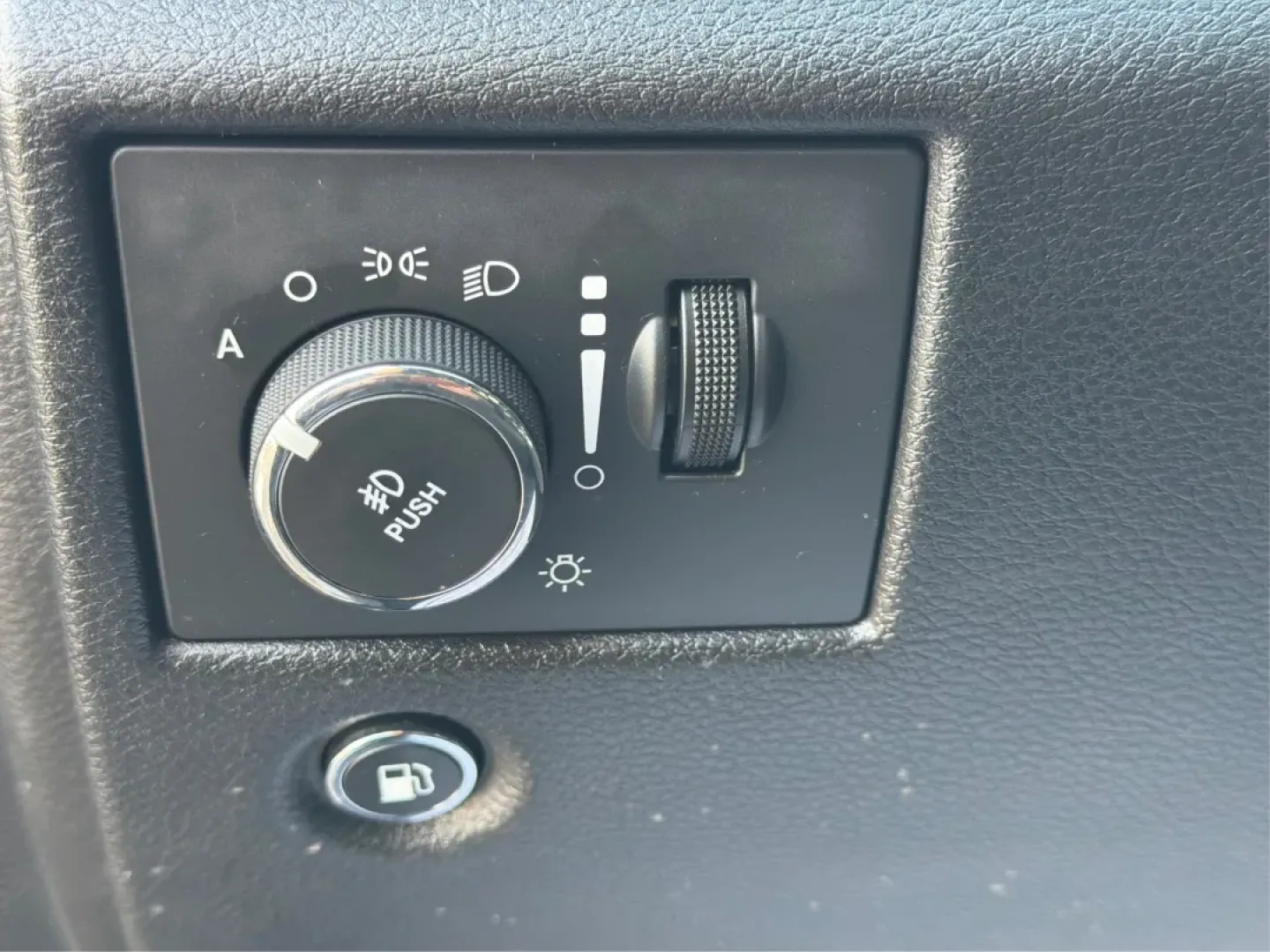 2016 Jeep Grand Cherokee Laredo (1C4RJFAG7GC) with an Pentastar 3.6L V-6 DOHC engine, 8A transmission, located at 1230 East Main St, Xenia, OH, 45385, (937) 908-9800, 39.688026, -83.910172 - ### Experience Adventure in Comfort with the 2016 Jeep Grand Cherokee Laredo <br /> <br /> If you're seeking a vehicle that can handle everything from daily commutes to weekend getaways, look no further than the 2016 Jeep Grand Cherokee Laredo. This robust SUV is perfect for both adventurous spirits - Photo#17