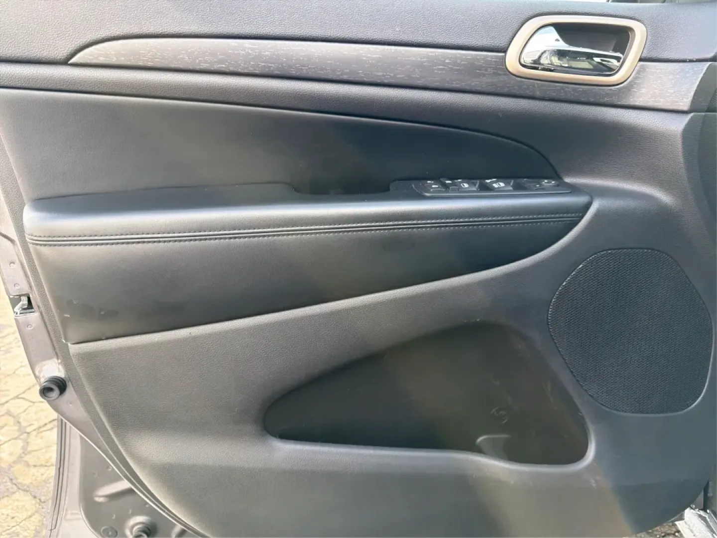 2016 Jeep Grand Cherokee Laredo (1C4RJFAG7GC) with an Pentastar 3.6L V-6 DOHC engine, 8A transmission, located at 1230 East Main St, Xenia, OH, 45385, (937) 908-9800, 39.688026, -83.910172 - ### Experience Adventure in Comfort with the 2016 Jeep Grand Cherokee Laredo <br /> <br /> If you're seeking a vehicle that can handle everything from daily commutes to weekend getaways, look no further than the 2016 Jeep Grand Cherokee Laredo. This robust SUV is perfect for both adventurous spirits - Photo#19