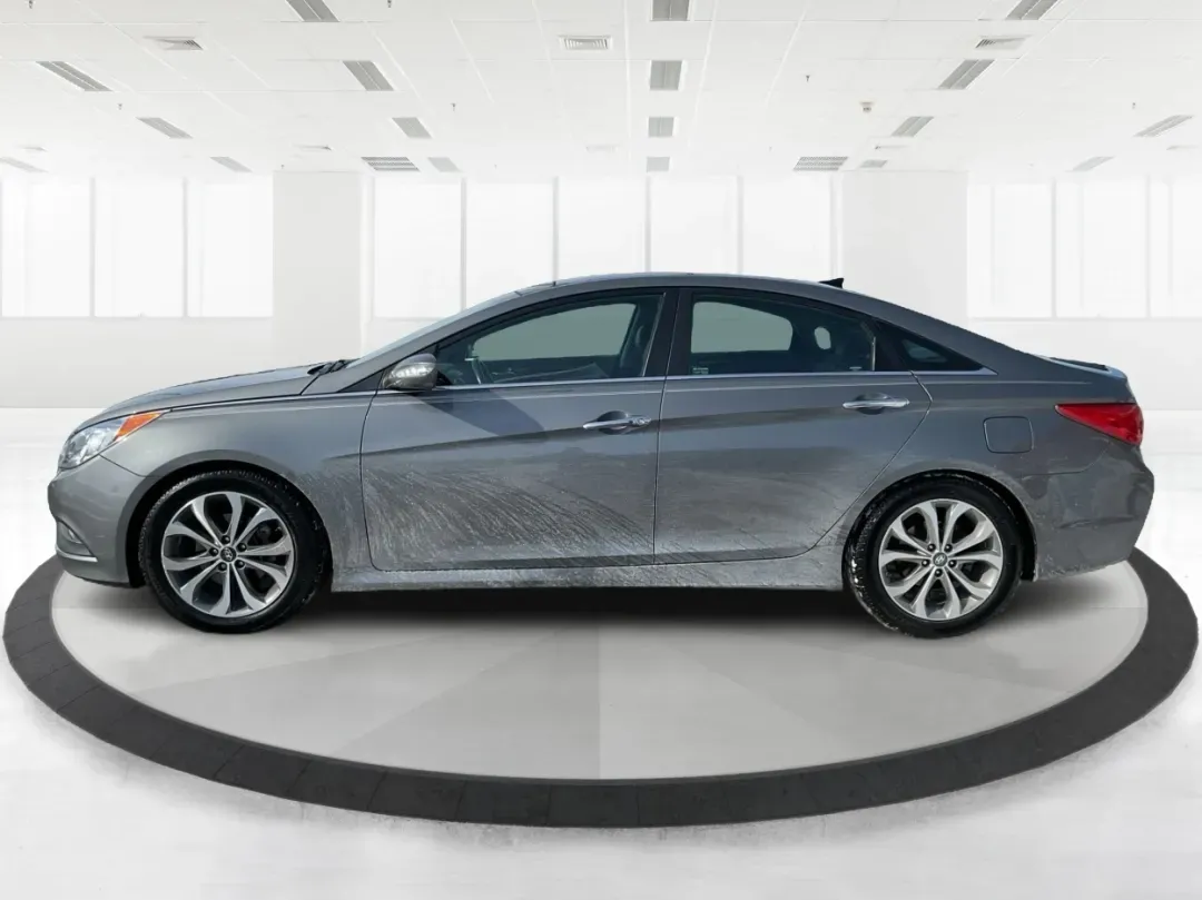 2014 Hyundai Sonata Limited 2.0T (5NPEC4AB3EH) with an 2L I-4 gasoline direct injection engine, located at 1951 S Dayton Lakeview Rd., New Carlisle, OH, 45344, (937) 908-9800, 39.890999, -84.050255 - Are you in search of the perfect blend of style, performance, and reliability for your daily commutes or family outings? Look no further! At Advantage Car and Credit in New Carlisle, OH, we proudly present this stunning 2014 Hyundai Sonata Limited 2.0T, a sedan designed for those who appreciate both - Photo#5