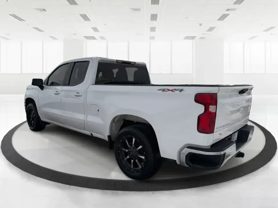 2020 Chevrolet Silverado 1500 4WD Double Cab Standard Bed LT (1GCRYDED6LZ) with an 5.3L V8 OHV 16V engine, 6A transmission, located at 1184 Kauffman Ave, Fairborn, OH, 45324, (937) 908-9800, 39.807072, -84.030914 - Are you ready to tackle your next big adventure without breaking the bank? The 2020 Chevrolet Silverado 1500 at Advantage Car and Credit in Piqua, OH, is your ideal companion for weekend getaways, family outings, or simply conquering your daily commute. With its rugged capabilities and comfortable r - Photo#4