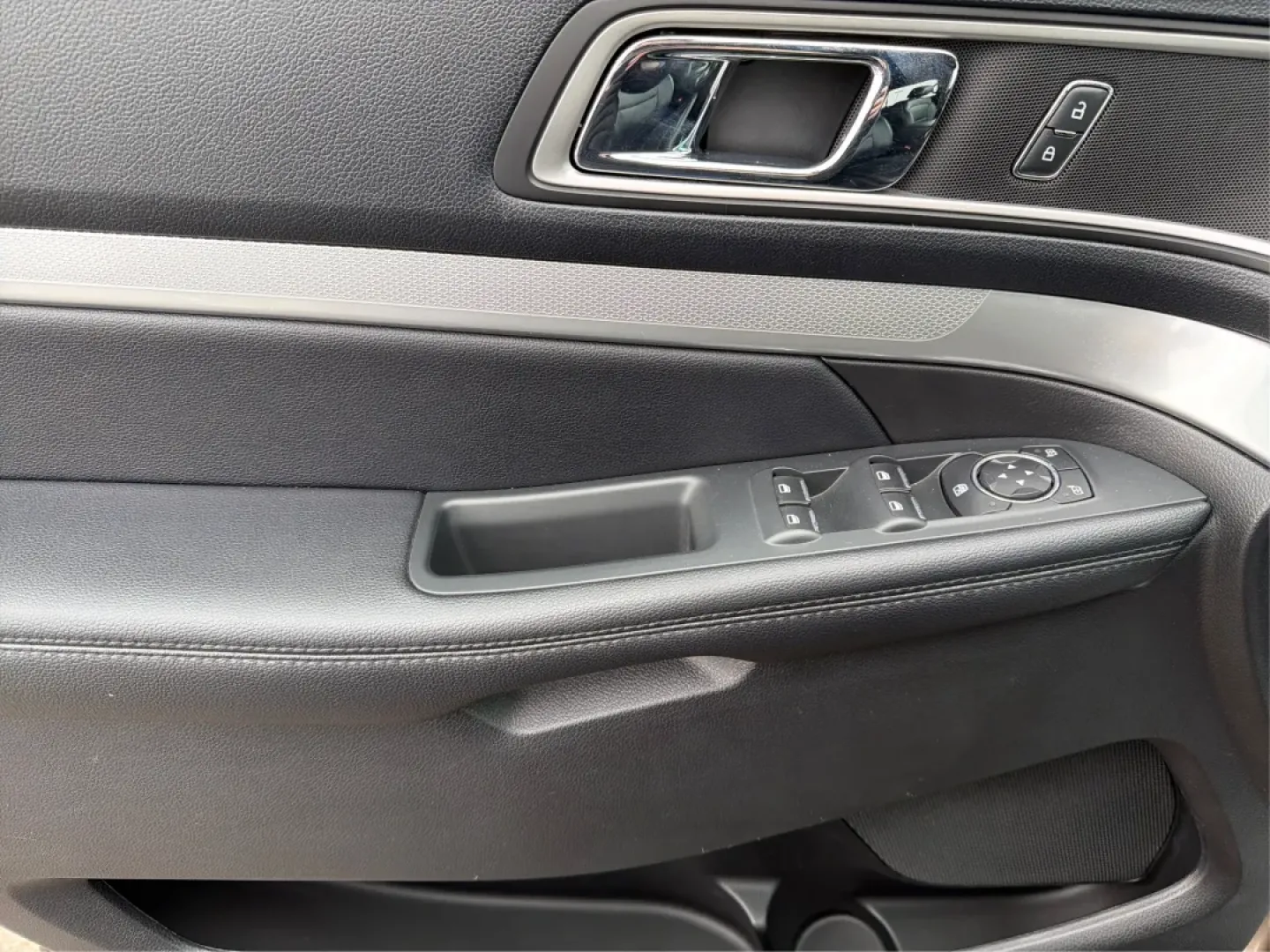 2016 Ford Explorer XLT (1FM5K8D89GG) with an EcoBoost 2.3L I-4 gasoline direct injection engine, 6-Speed Automatic transmission, located at 1951 S Dayton Lakeview Rd., New Carlisle, OH, 45344, (937) 908-9800, 39.890999, -84.050255 - Looking for a versatile and reliable vehicle that can accommodate your family adventures, weekend getaways, and daily commutes? Look no further than the 2016 Ford Explorer XLT, available now at Advantage Car and Credit in New Carlisle, OH. With a spacious interior and advanced technology features, t - Photo#19