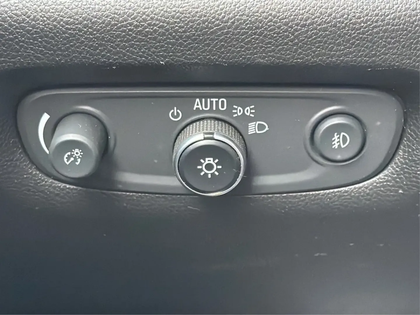 2018 Chevrolet Traverse 1LT (1GNERGKW2JJ) with an 3.6L V-6 gasoline direct injection engine, 9A transmission, located at 1951 S Dayton Lakeview Rd., New Carlisle, OH, 45344, (937) 908-9800, 39.890999, -84.050255 - **Conquer Every Adventure with the 2018 Chevrolet Traverse!** <br /> <br /> Are you ready to embark on exhilarating weekend getaways or tackle the daily grind with the perfect blend of comfort and reliability? Look no further than this stunning 2018 Chevrolet Traverse at Advantage Car and Credit in - Photo#17