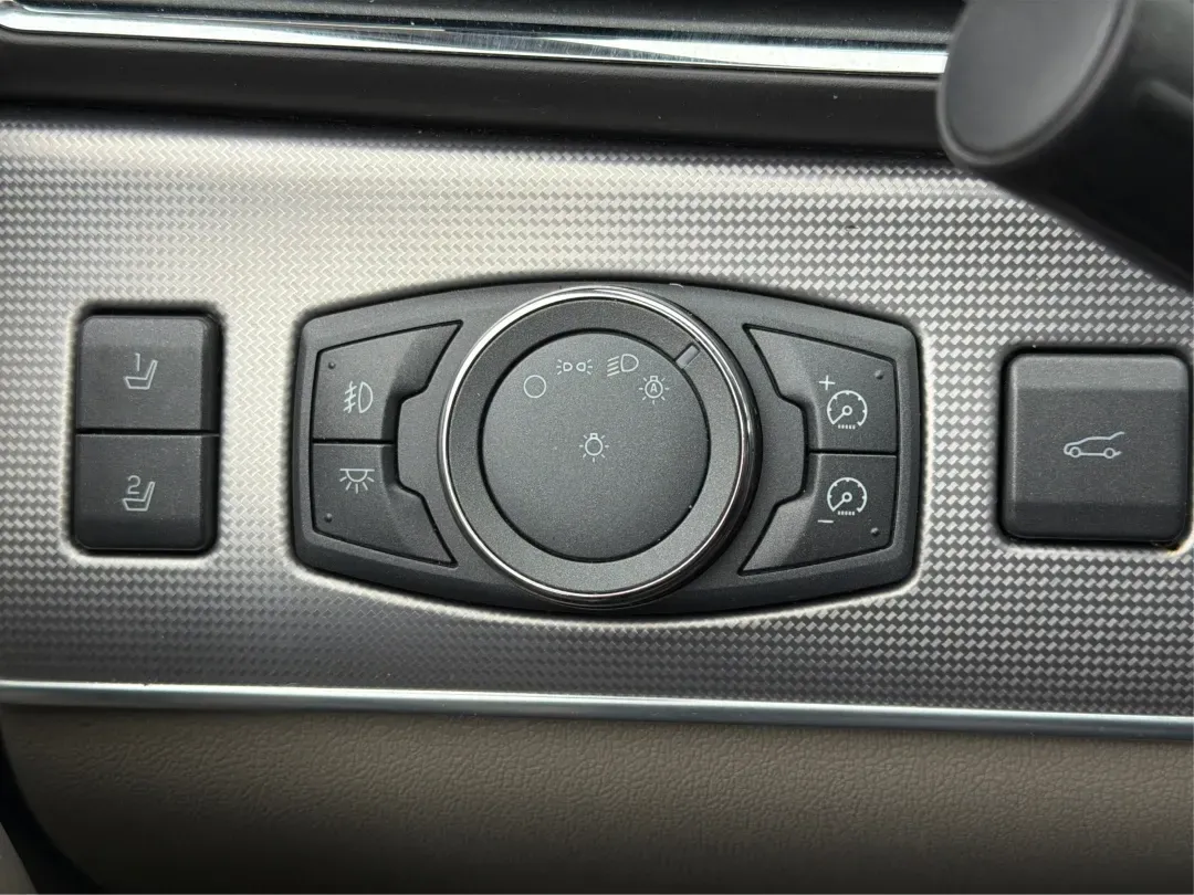 2011 Lincoln MKX Base (2LMDJ6JK8BB) with an Other engine, located at 8750 N County Rd 25A, Piqua, OH, 45356, (937) 908-9800, 40.164391, -84.232513 - 2011 Lincoln MKX Base - Photo#17