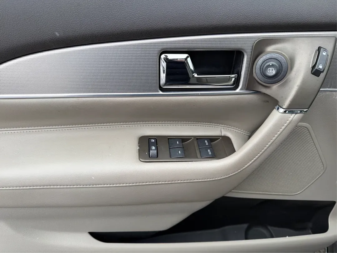 2011 Lincoln MKX Base (2LMDJ6JK8BB) with an Other engine, located at 8750 N County Rd 25A, Piqua, OH, 45356, (937) 908-9800, 40.164391, -84.232513 - 2011 Lincoln MKX Base - Photo#19