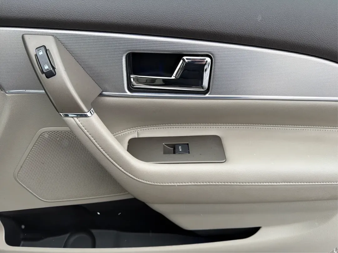 2011 Lincoln MKX Base (2LMDJ6JK8BB) with an Other engine, located at 8750 N County Rd 25A, Piqua, OH, 45356, (937) 908-9800, 40.164391, -84.232513 - 2011 Lincoln MKX Base - Photo#20